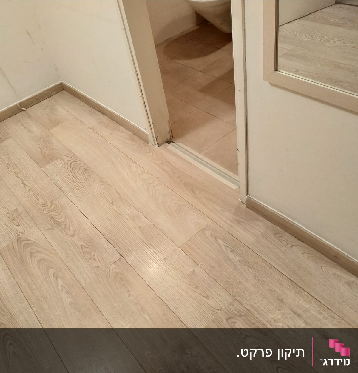 רצפת פרקט עץ בהירה בחדר פנימי